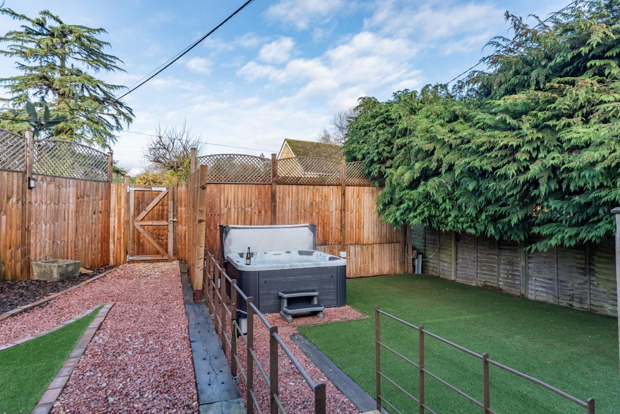 Cotswold Holiday Let With Hot Tub - The Old Garage 奇平诺顿 外观 照片
