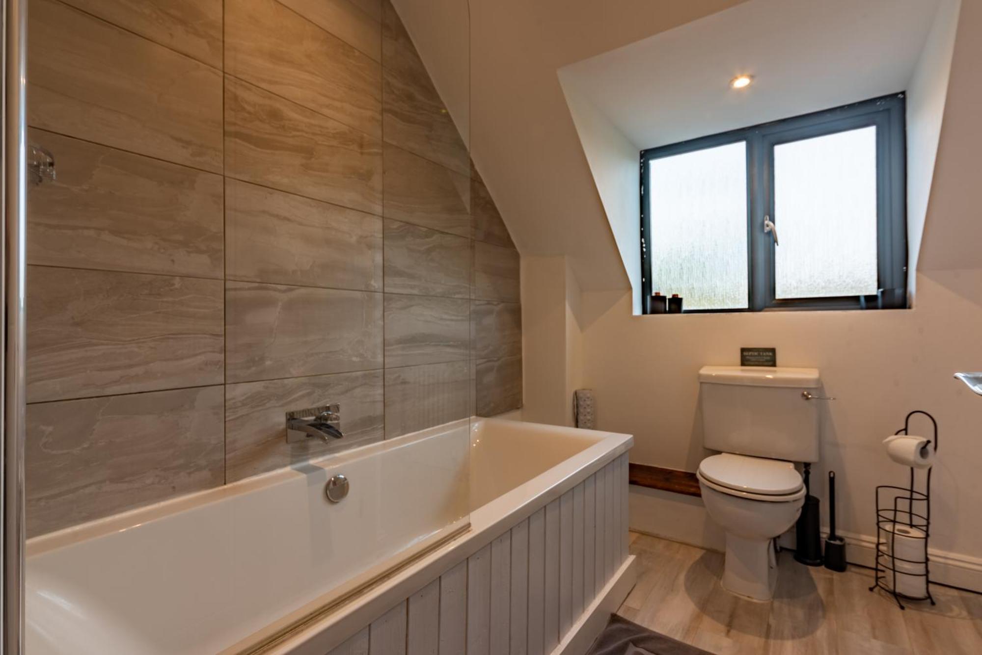 Cotswold Holiday Let With Hot Tub - The Old Garage 奇平诺顿 外观 照片